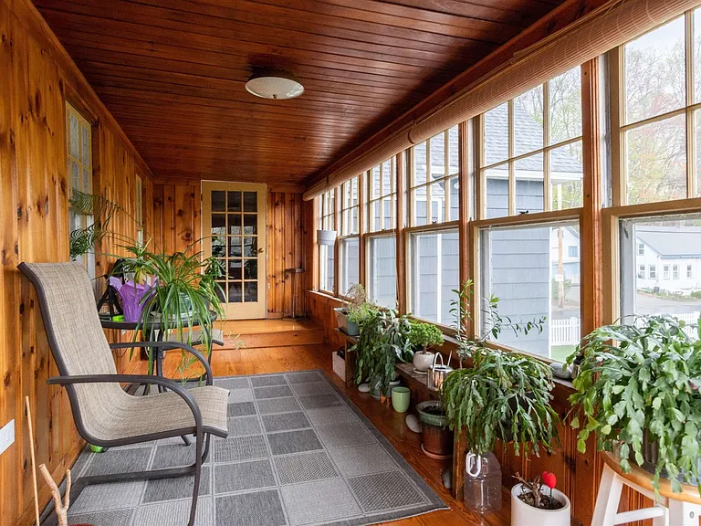 Sun room. Also has a dining table, not pictured.