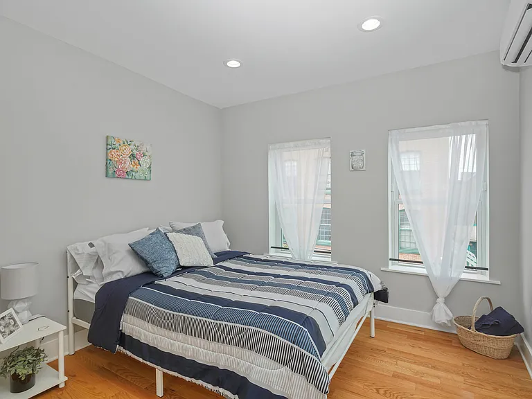 2049 E Hagert St #UPSTAIRS — Photo 9