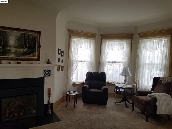 5th image of 704 Mill St