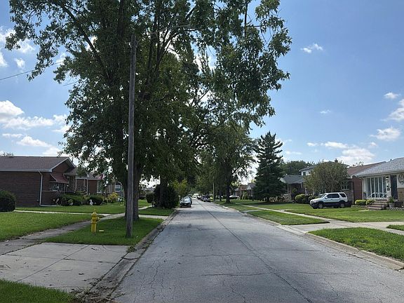 5th image of 805 N Maple Dr
