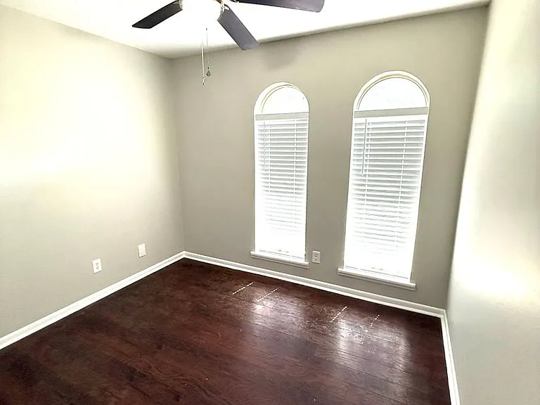 535 Lawndale Ln — Photo 7