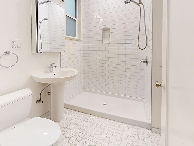 470 14th St #4 — Photo 9