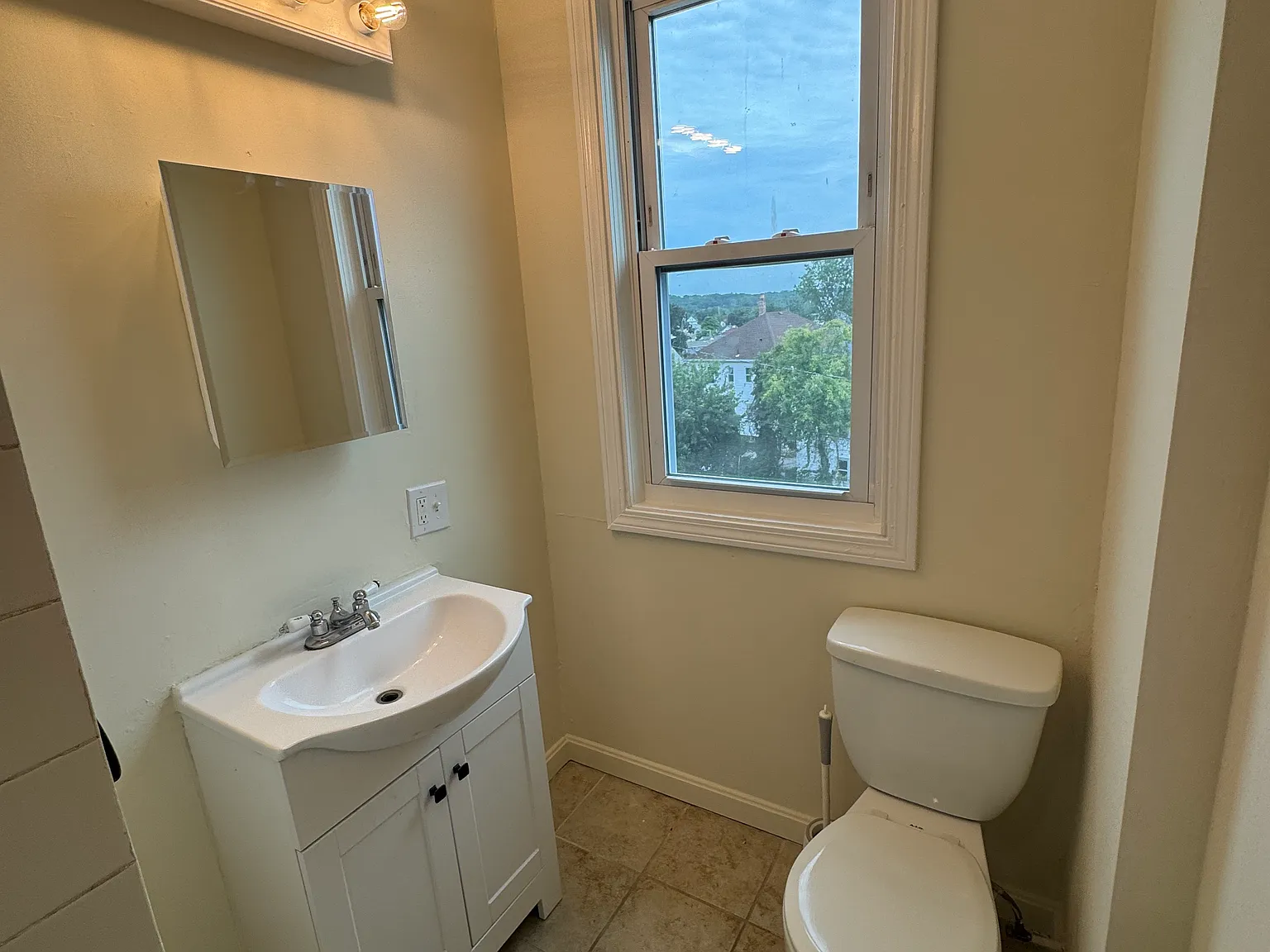 3 bed, 1197 sqft, $2,200 — Photo 4
