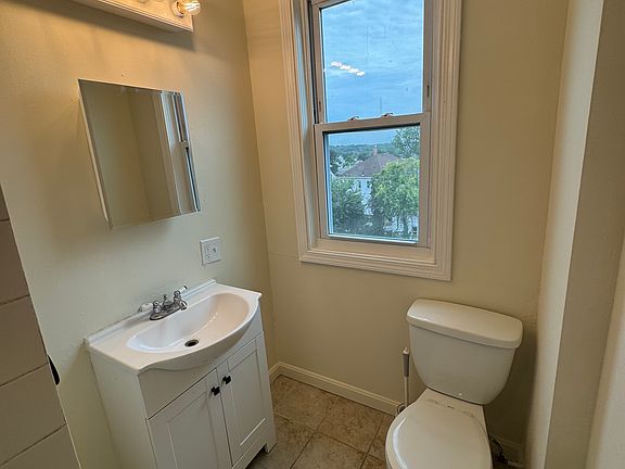4th image of 451 Admiral St APT 3