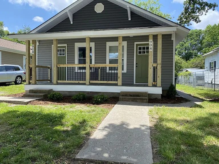 908 Pichard St — Photo 2