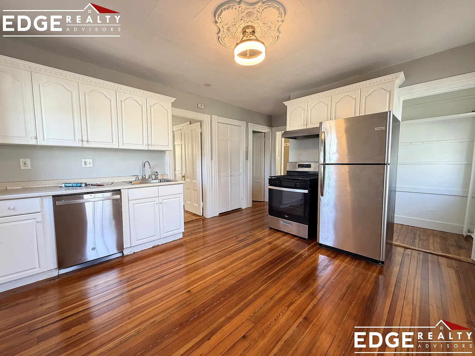 4 bed, 2000 sqft, $4,400 — Photo 1