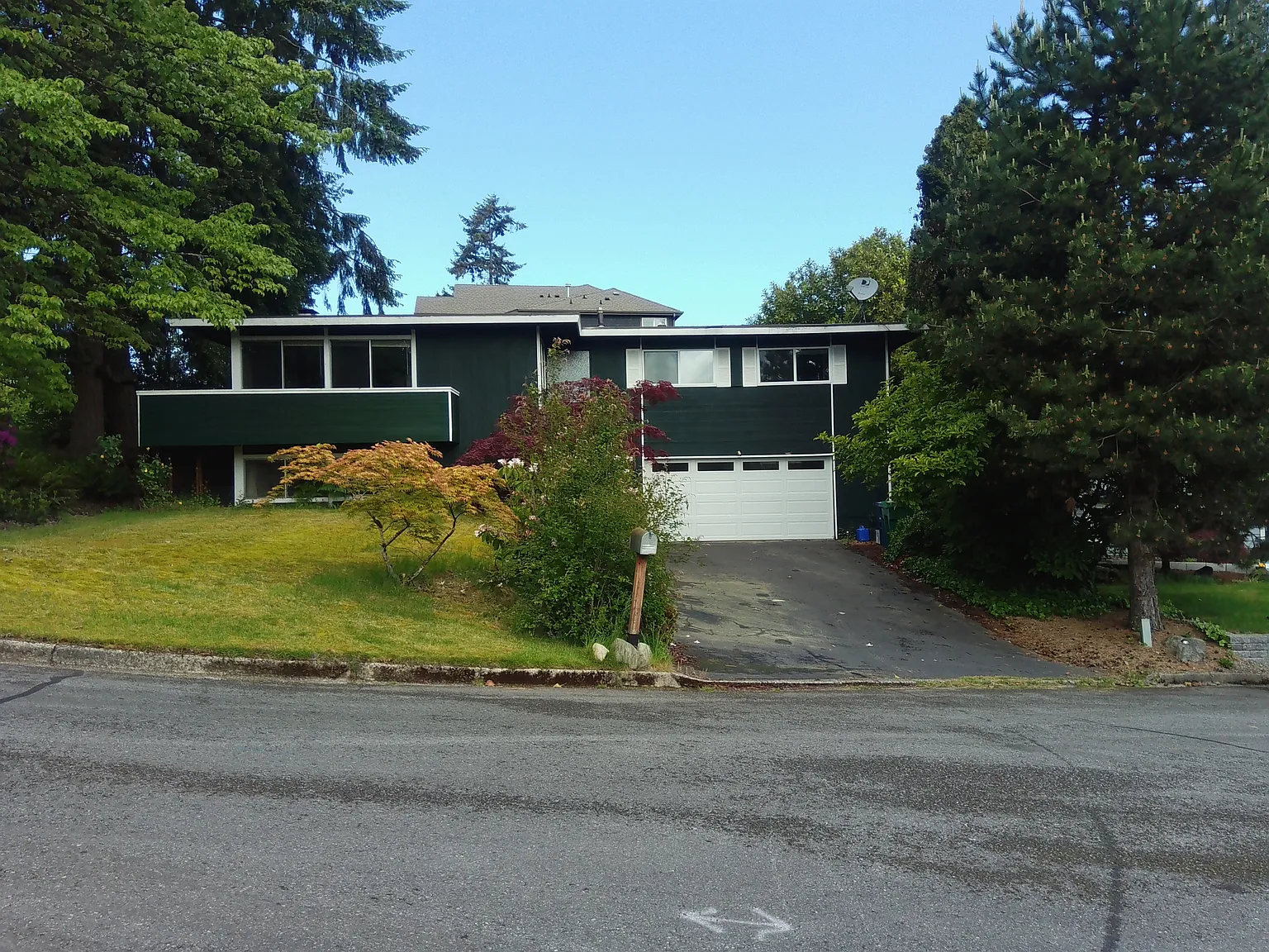 4 bed, 2.5 bath, 2200 sqft, $4,400 — Photo 1