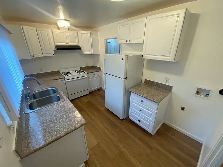 21411 Locust St — Photo 7