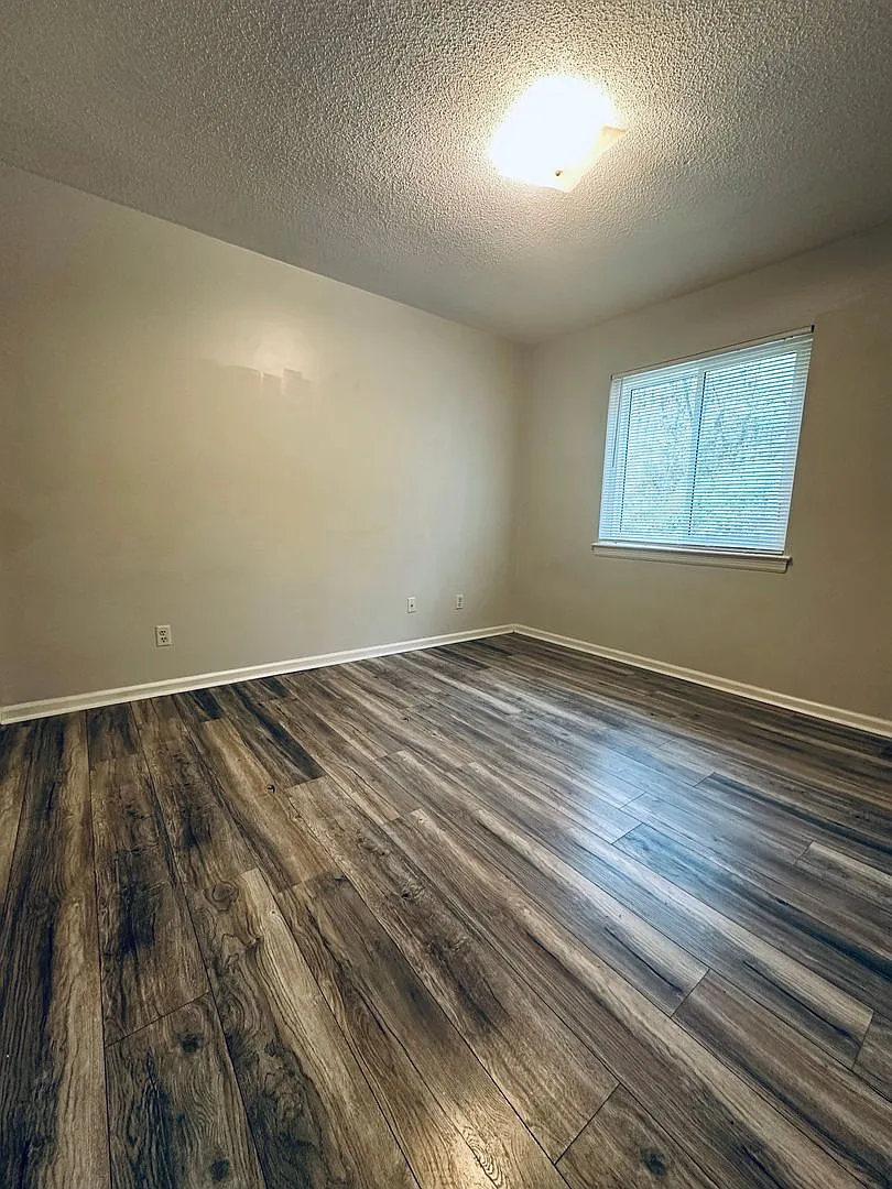 3328 Pinewood — Photo 3