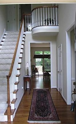 Hardwood entry with rounded upper landing