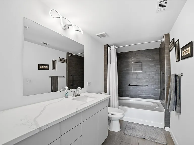 54 Rainey St #1018 — Photo 21
