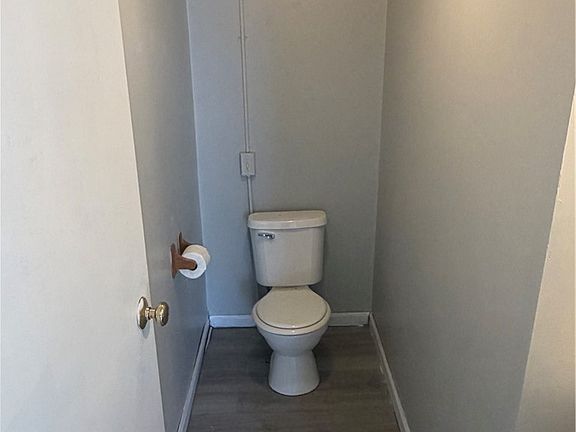4th image of 15 E 2nd St