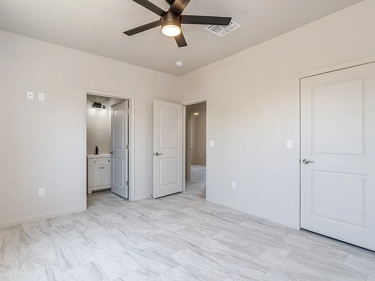 175 W Adams St #1 — Photo 7