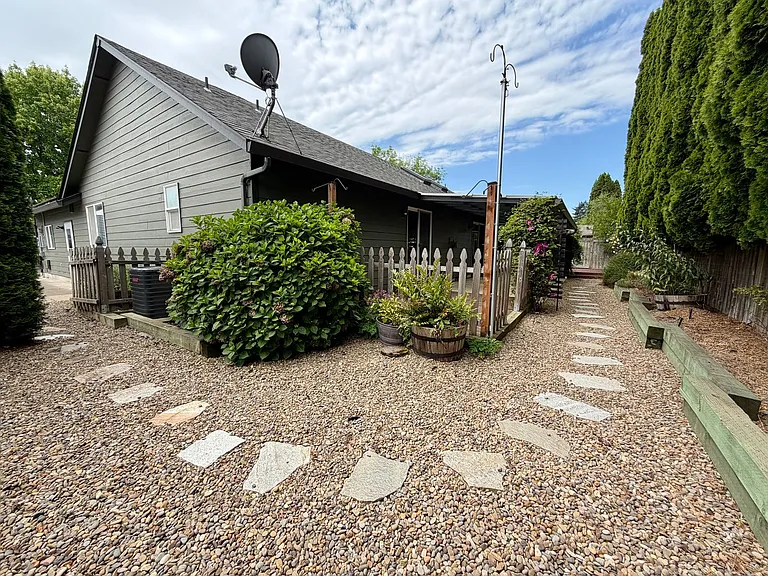 555 Edwards Dr — Photo 27