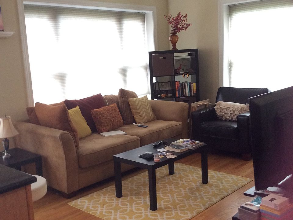 Spacious/Bright Living Room