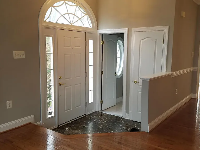 1619 Seneca Ave — Photo 4