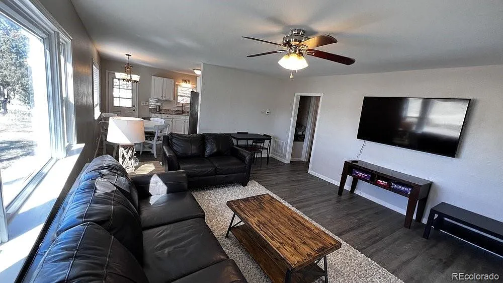 3 bed, 1100 sqft, $2,600 — Photo 3