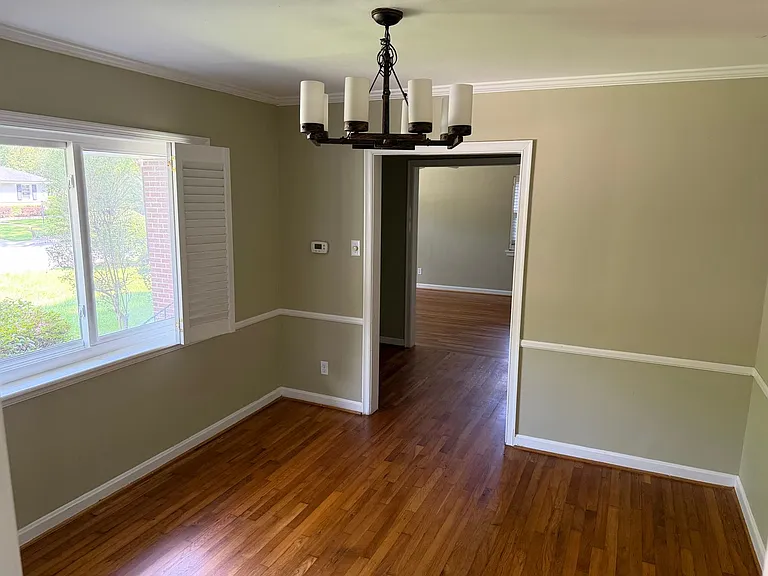 349 Oxford Dr — Photo 4