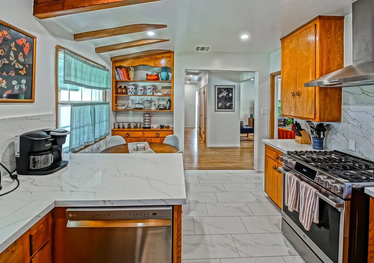 Fully Furnished, Charming & Bright, Hillside Home Close To White Point Park & Coastline W/ Ocean ... — Photo 4