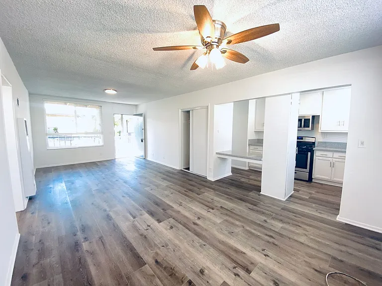 7351 Variel Ave — Photo 8
