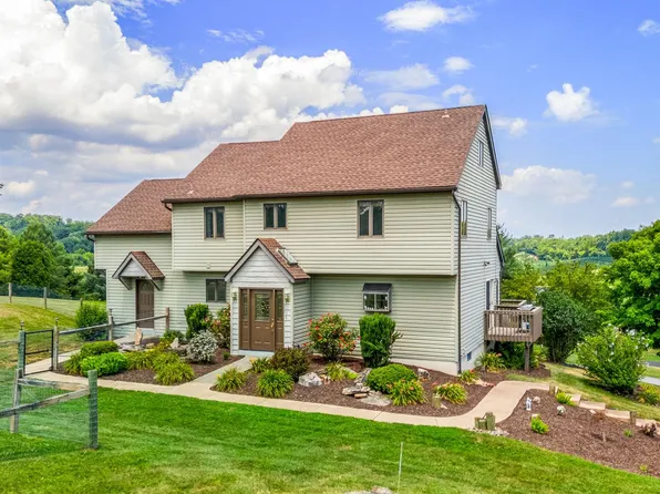 4 Homestead Dr, Leesport, PA 19533