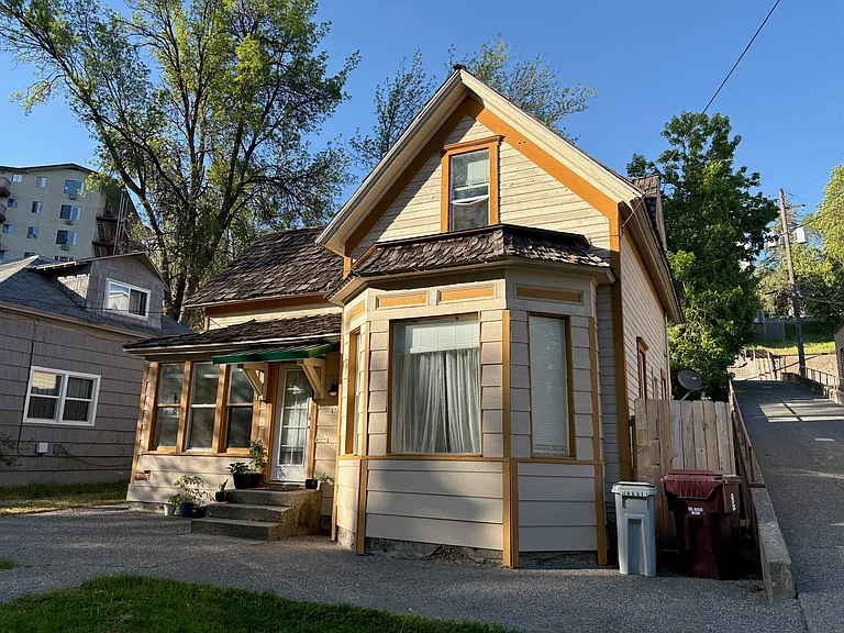 620 NE Gray Ln — Photo 1