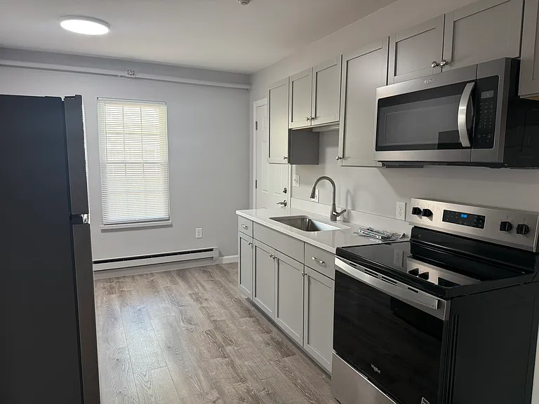 1287 Bridge St #4-8 — Photo 2