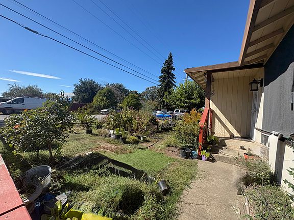 4th image of 2656 Victoria Dr