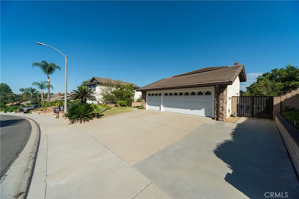 4 bed, 2697 sqft, $4,700 — Photo 3