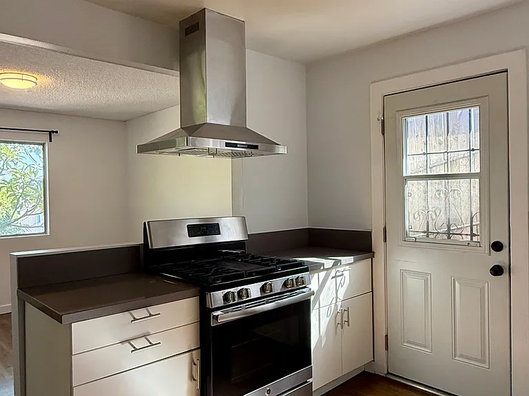 4123 Van Horne Ave — Photo 8