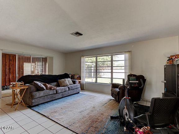 4th image of 1324 Killian St