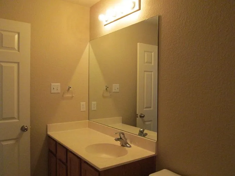 593 Cullen Blvd — Photo 25
