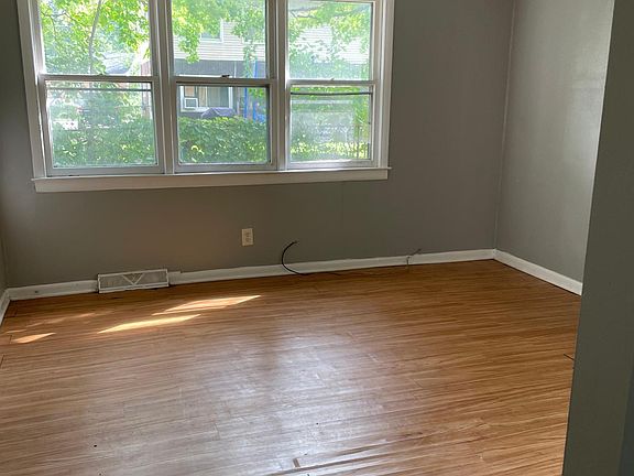 4th image of 32413 Lapeer Dr