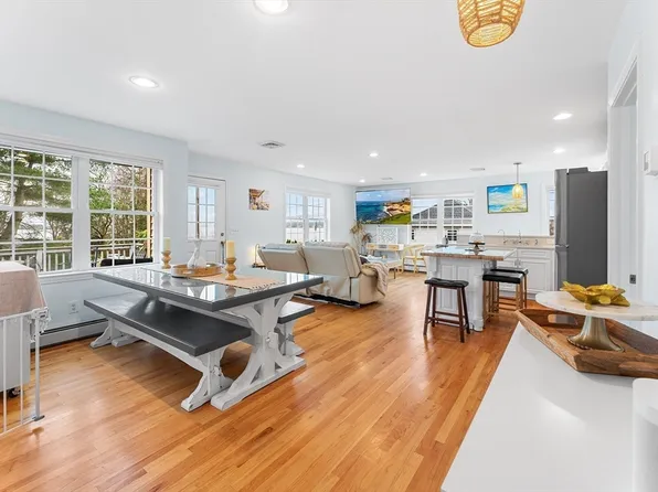 14 Cove St, Swansea, MA 02777