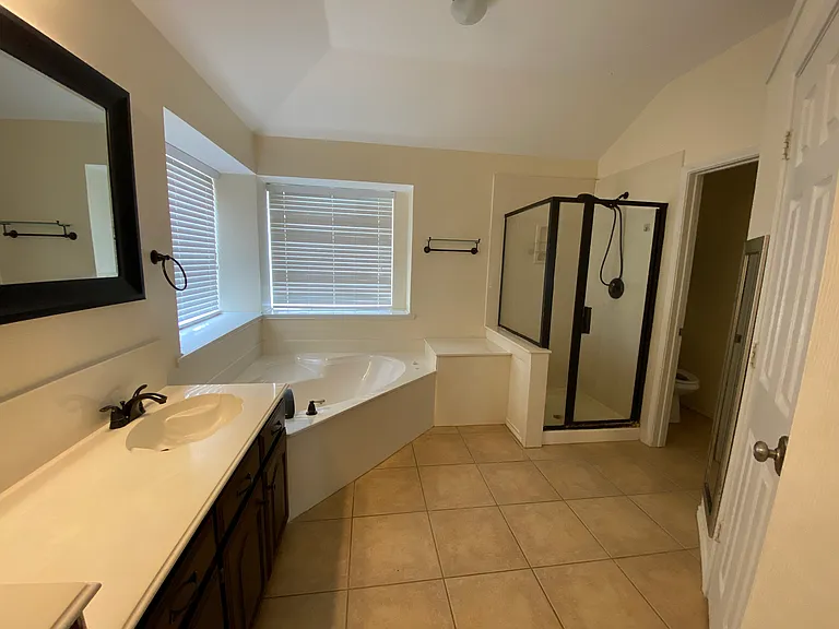 1011 Michelson Ln — Photo 10