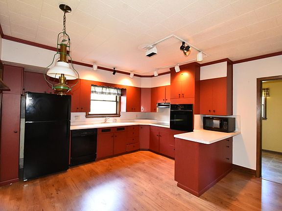 5th image of 581 2nd Ave E