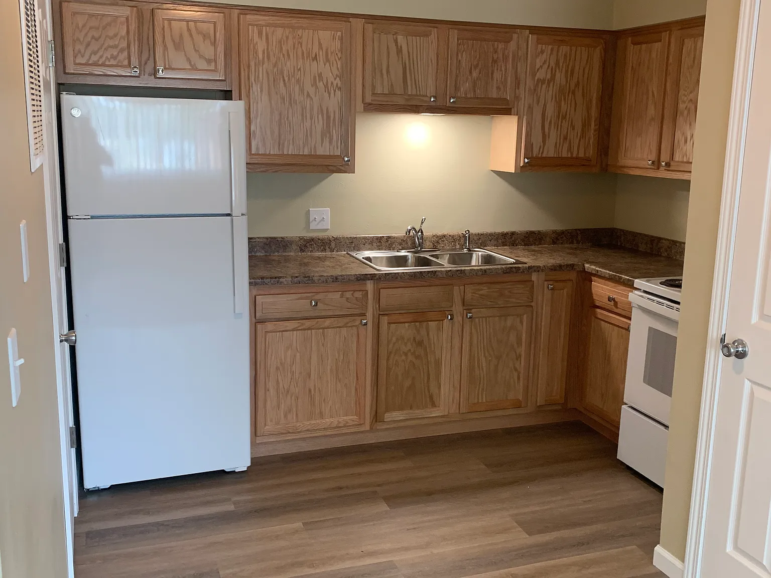 2 bed, 700 sqft, $750 — Photo 1