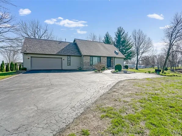 514 N West St, Raymond, IL 62560