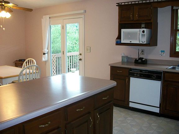 4th image of 205 Tulip Dr