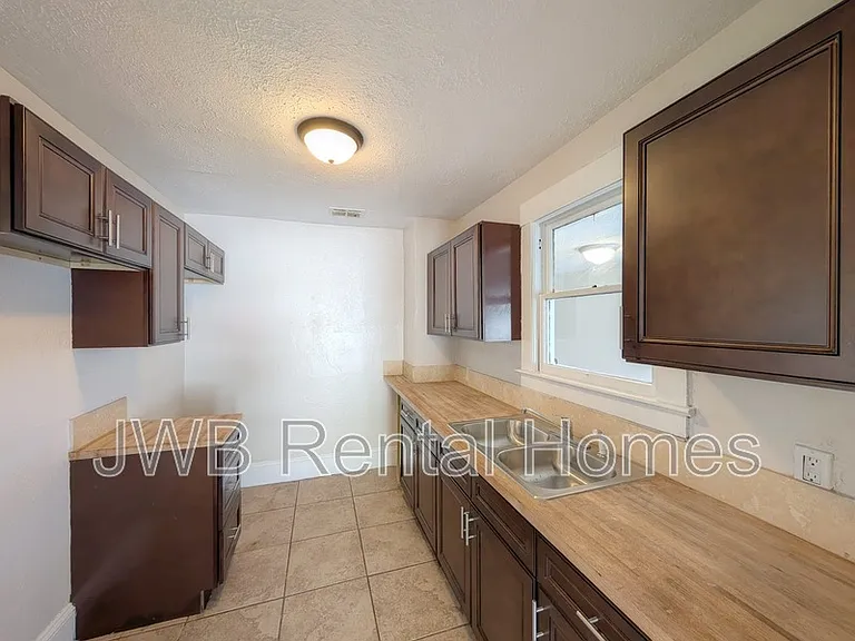 1316 W 31st St — Photo 4