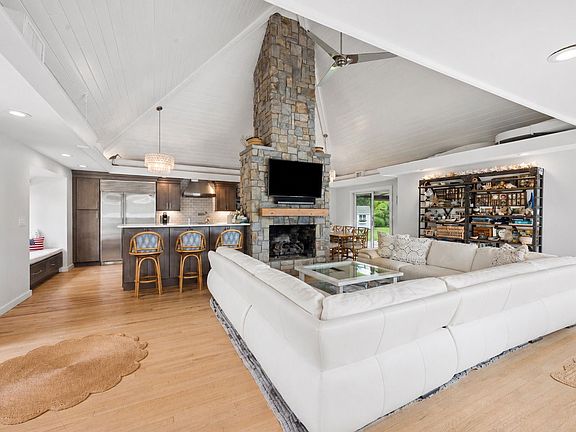 4th image of 12 Ogden Ln
