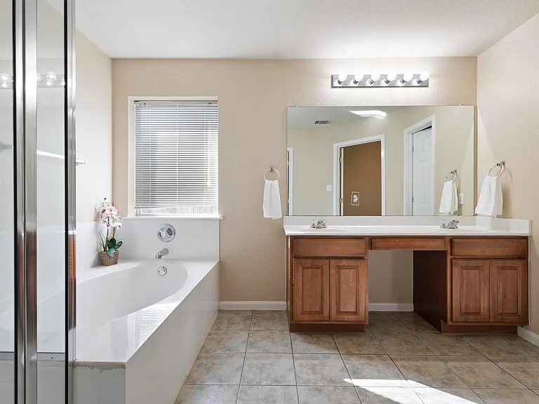 4423 Meadowside Ln — Photo 10