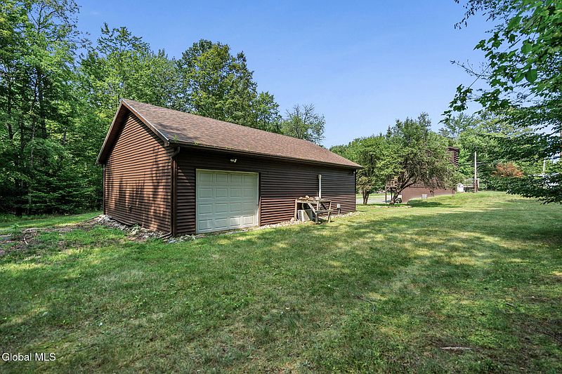 3rd image of 202 Horse Hill Road