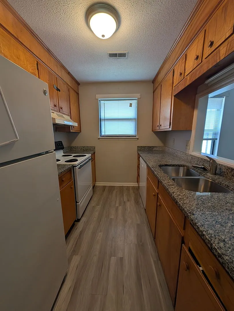 Spacious 2BD/2BA Duplex — Photo 1