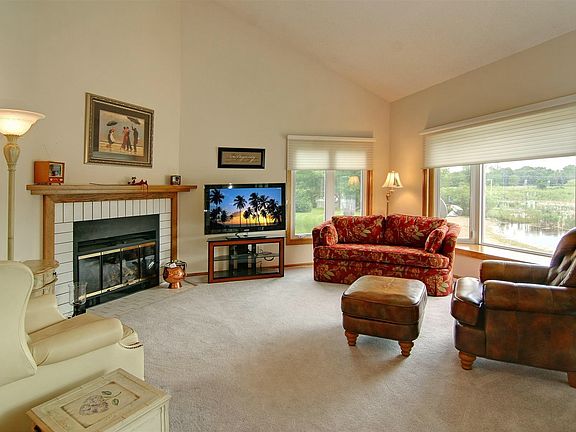 Living room w/fireplace
