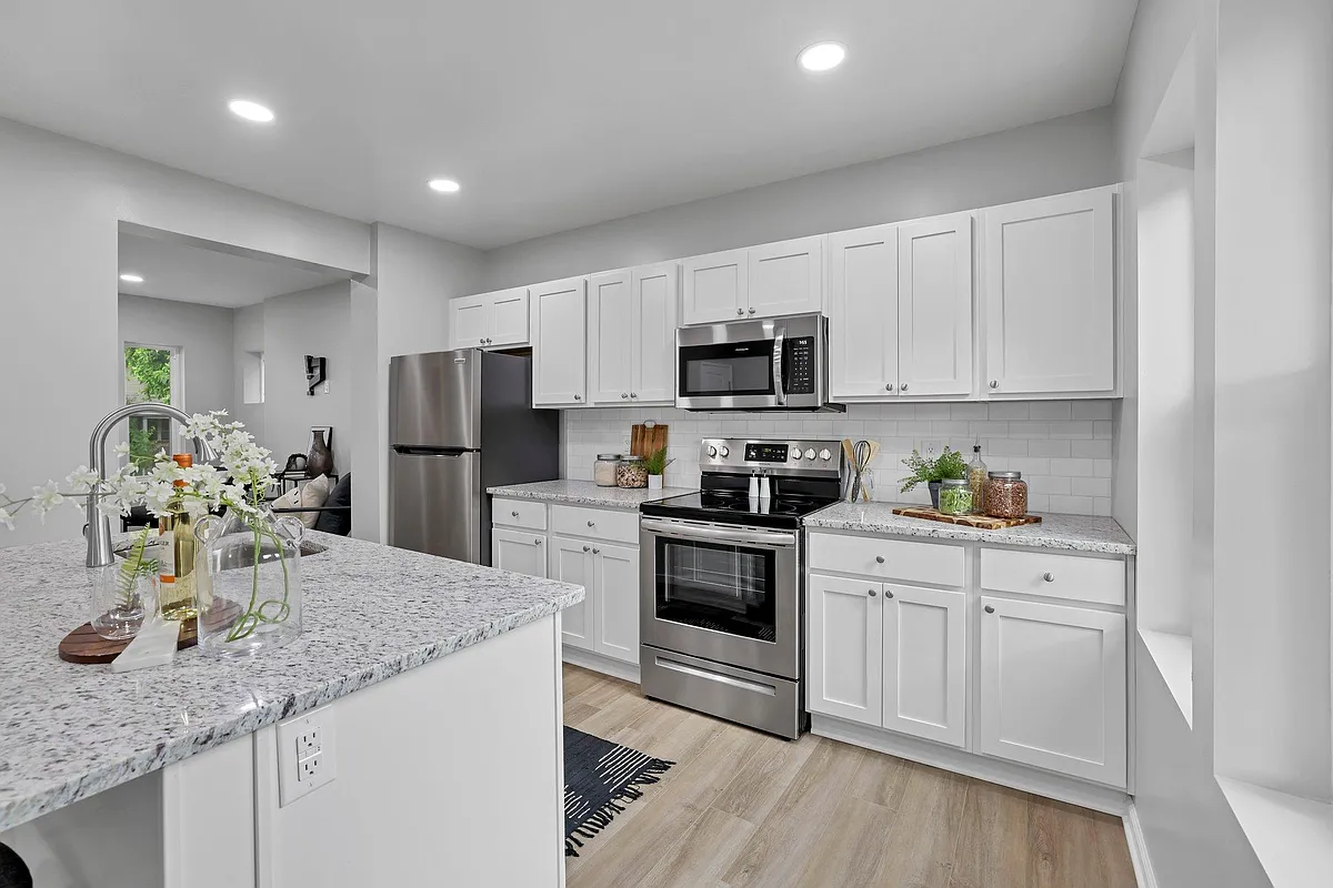 Beautiful light in large kitchen - 189 N Harris Ave