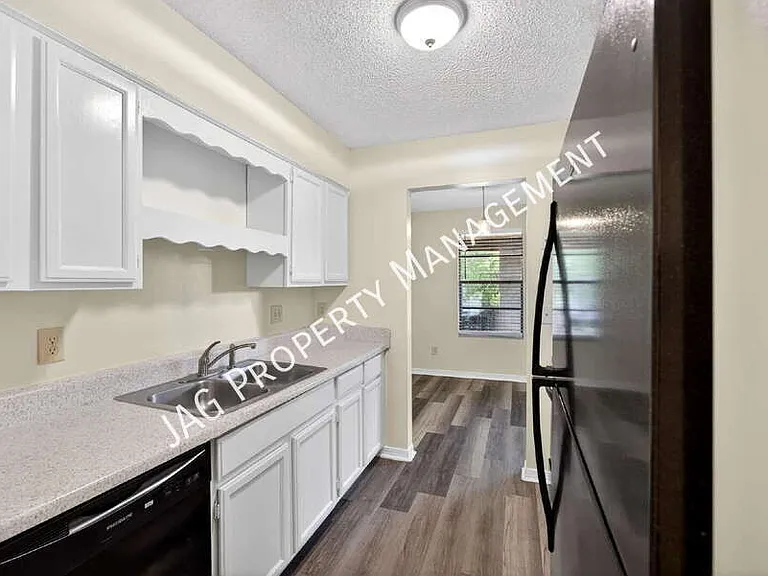 482 Bentwood Ln #C — Photo 10