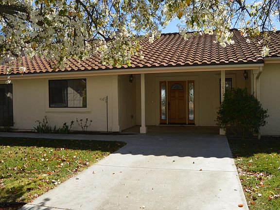 3rd image of 1015 Vista Grande St