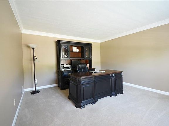 3rd image of 404 Chestnut Grv