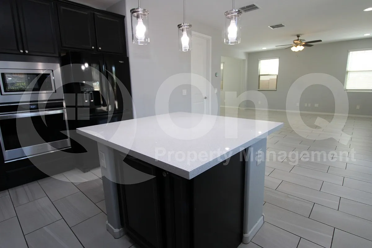 5 bed, 4.0 bath, 3115 sqft, $2,999 — Photo 3
